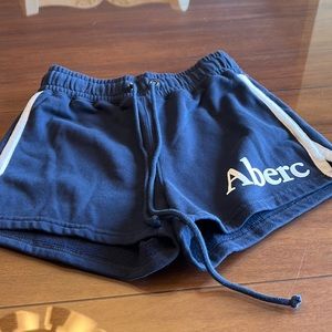 NWT ABERCROMBIE & FITCH TIE FRONT KNIT SHORTS. SIZE XS.